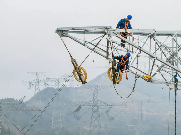 Self-Gripping Clamps for OHTL Construction(Images2) Self-Gripping-Clamp-2.webp