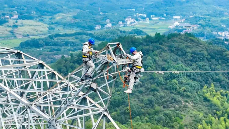 Self-Gripping Clamps for OHTL Construction(Images4) Self-Gripping-Clamp-4.webp